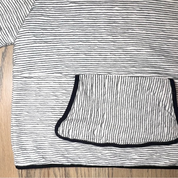 The North Face Women’s Textured Stripe Pullover with Front Pocket Size Medium - Picture 2 of 13